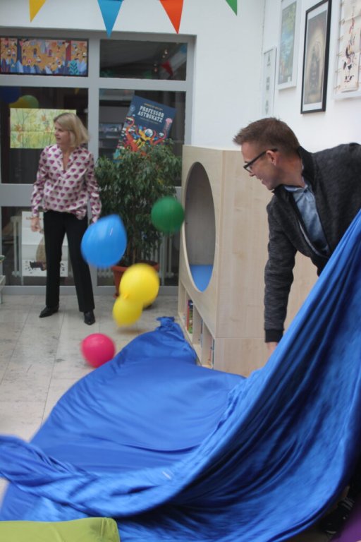 Grossansicht in neuem Fenster: 30.11.2023: Lesehöhle für die Grundschule – Riesenfreude bei Kindern und Lehrern Grossansicht in neuem Fenster: 30.11.2023: Lesehöhle für die Grundschule – Riesenfreude bei Kindern und Lehrern