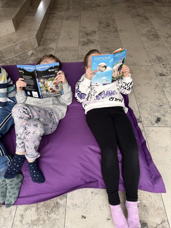 Grossansicht in neuem Fenster: 30.11.2023: Lesehöhle für die Grundschule – Riesenfreude bei Kindern und Lehrern Grossansicht in neuem Fenster: 30.11.2023: Lesehöhle für die Grundschule – Riesenfreude bei Kindern und Lehrern