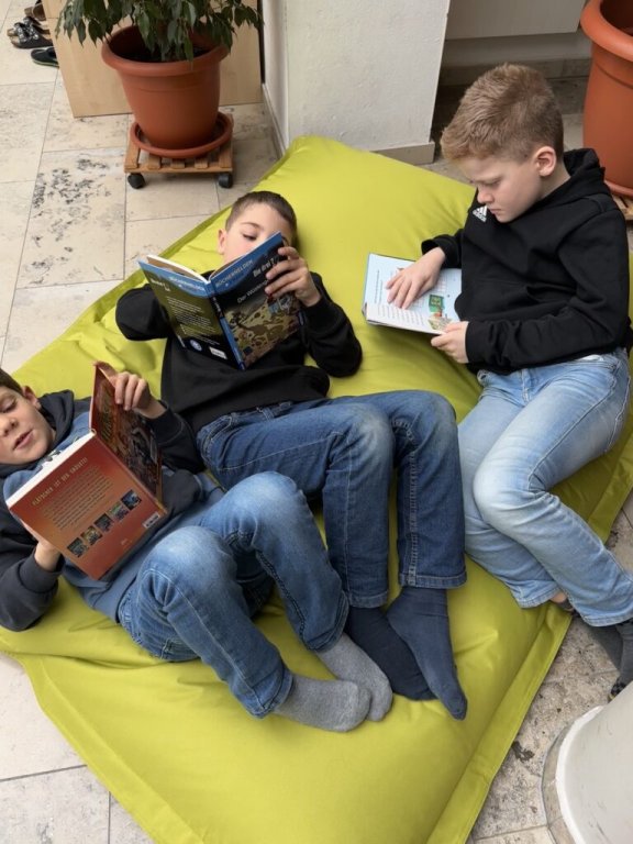 Grossansicht in neuem Fenster: 30.11.2023: Lesehöhle für die Grundschule – Riesenfreude bei Kindern und Lehrern Grossansicht in neuem Fenster: 30.11.2023: Lesehöhle für die Grundschule – Riesenfreude bei Kindern und Lehrern