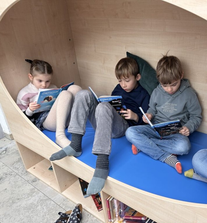 Grossansicht in neuem Fenster: 30.11.2023: Lesehöhle für die Grundschule – Riesenfreude bei Kindern und Lehrern Grossansicht in neuem Fenster: 30.11.2023: Lesehöhle für die Grundschule – Riesenfreude bei Kindern und Lehrern