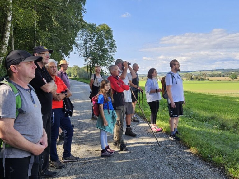 Grossansicht in neuem Fenster: Den Ausblick genossen – Naturerlebnis-Wanderung der Gemeinde Roßbach führt über den Kronwittberg
